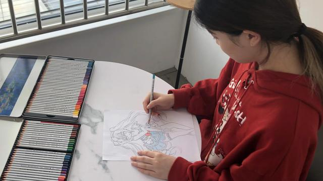 除了电竞，李九嫣还喜欢画画。受访者供图