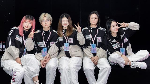 18岁的李九嫣（中）被任命为aGirl队长。受访者供图