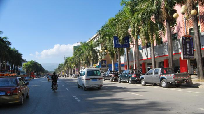 （瑞丽市街景，21世纪经济报道记者李果摄于2013年）