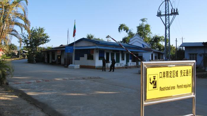 （中缅边境口岸，红白色栏杆外即为缅甸，21世纪经济报道记者李果摄于2013年）
