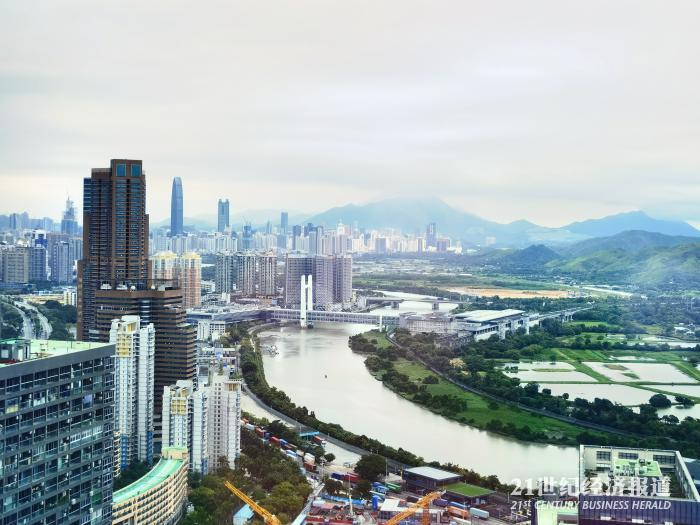 （从河套深港科技创新合作区俯瞰香港&nbsp; 摄影/王晓涛）