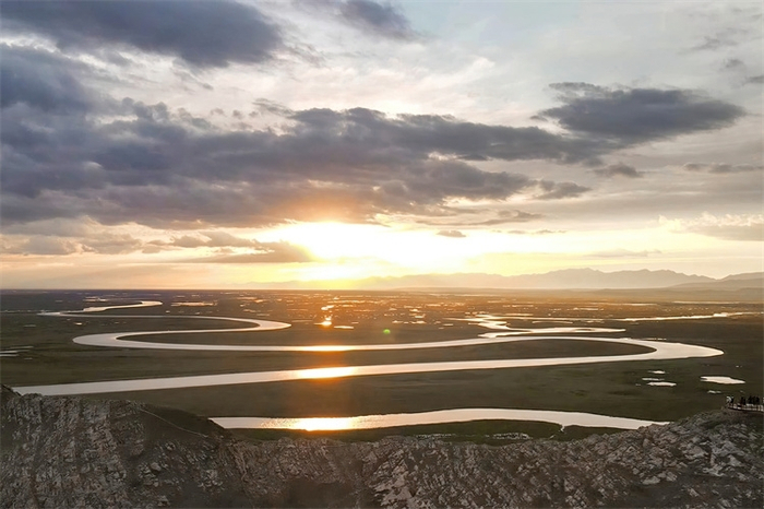 △巴音布鲁克景色航拍画面 。