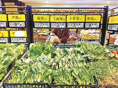 近日，蔬菜价格持续上涨。图为昨日拍摄的江苏宿迁某超市卖场蔬菜区 供图/视觉中国