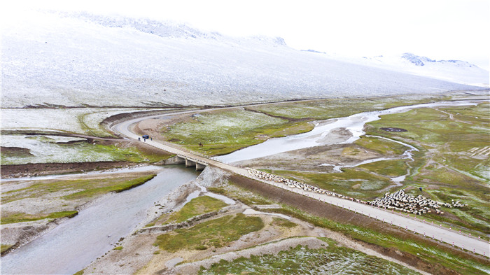 极目青天日渐高，玉龙盘曲自妖娆。（李斌 摄）