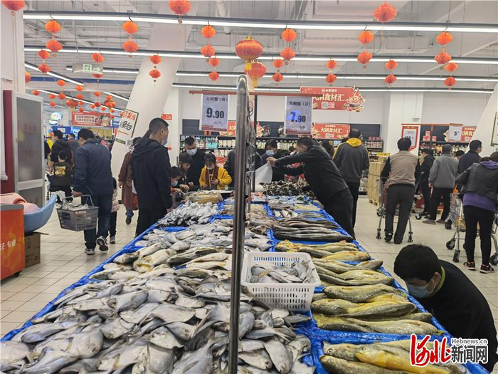 位于大拇指广场地下1层的永辉超市廊坊大拇指店开业，目前是南城最大的生活超市，图为市民购物现场。河北日报记者解丽达摄