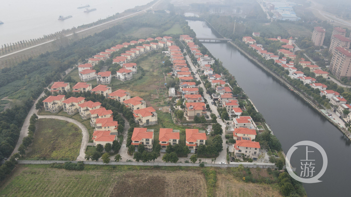 ▲10月28日，湖北荆州，长久天地小区。荆州市长江河道管理局指出，该小区建在行洪垸内，违反防洪法。摄影/上游新闻记者&nbsp;沈度