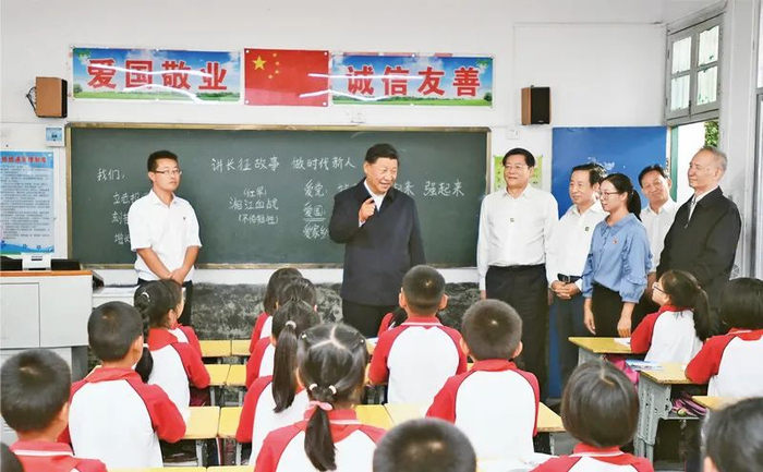 2020年9月16日至18日，中共中央总书记、国家主席、中央军委主席习近平在湖南考察。这是16日下午，习近平在郴州市汝城县文明瑶族乡第一片小学，同正在上思政课的同学们亲切交流。&nbsp;新华社记者 谢环驰/摄