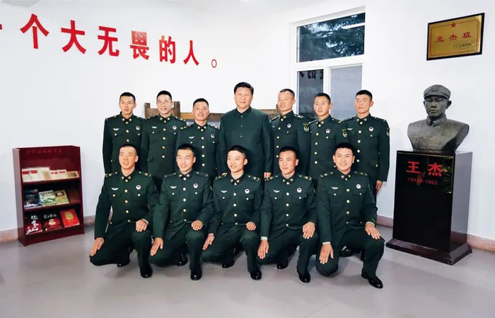 2017年12月13日，中共中央总书记、国家主席、中央军委主席习近平到第71集团军视察。这是习近平同“王杰班”战士合影。&nbsp;新华社记者 李刚/摄