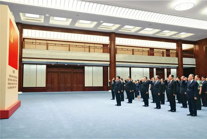 2021年6月18日，党和国家领导人习近平、李克强、栗战书、汪洋、王沪宁、赵乐际、韩正、王岐山等在中国共产党历史展览馆参观“‘不忘初心、牢记使命’中国共产党历史展览”。这是参观结束后，习近平带领党员领导同志一起重温入党誓词。&nbsp;新华社记者 鞠鹏/摄
