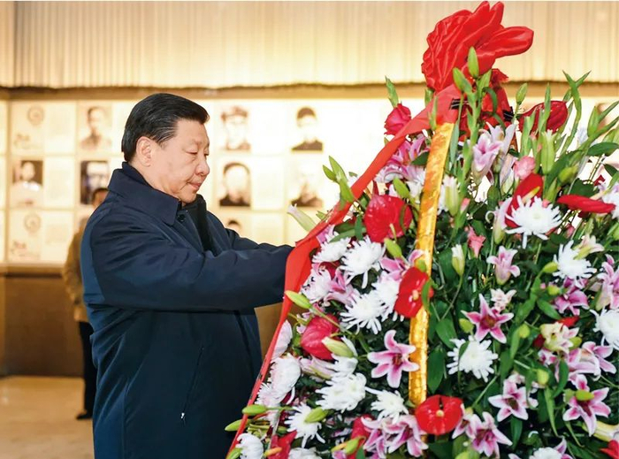 2016年2月1日至3日，中共中央总书记、国家主席、中央军委主席习近平来到江西，看望慰问广大干部群众和驻赣部队。这是2月2日，习近平在井冈山革命烈士陵园向革命烈士敬献花篮。&nbsp;新华社记者 谢环驰/摄