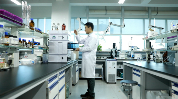 秦冲在实验室开展靶向蛋白质降解药物研究