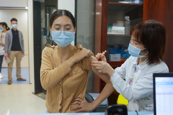 图为2020年12月27日，在广东省深圳市罗湖区人民医院置地体检中心新冠疫苗接种点，罗湖区人民医院职工正在接种新冠疫苗。（图片来源：视觉中国）