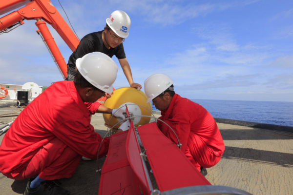 科研人员在西北太平洋布放自主研发的漂流式海气界面浮标