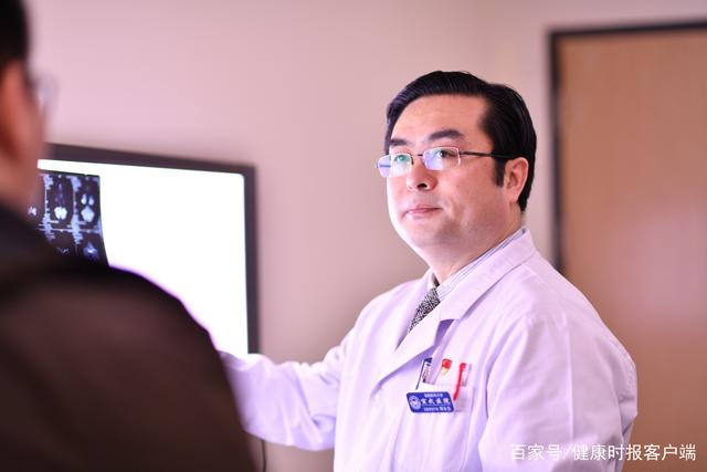 胡教授正在与患者家属交流病情（受访者供图）