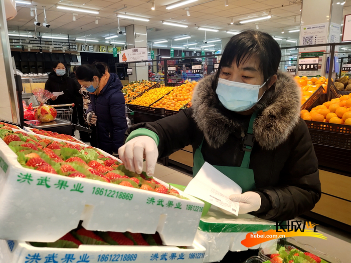 超市工作人员根据网上订单选取商品。张霞 摄