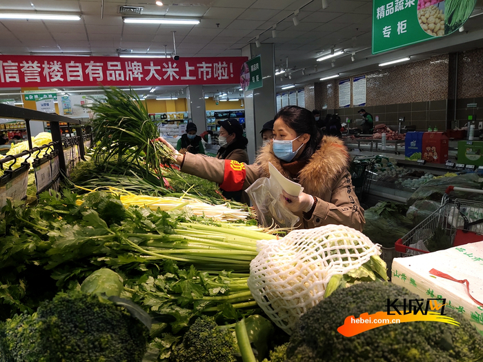 超市工作人员根据网上订单选取商品。张霞 摄