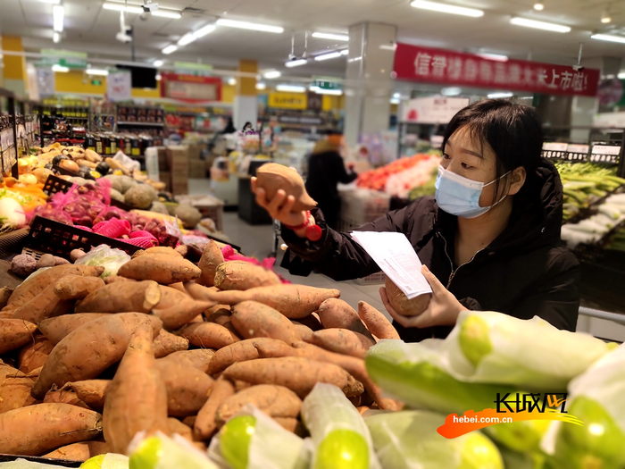 超市工作人员根据网上订单选取商品。张霞 摄