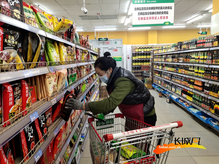 超市工作人员根据网上订单选取商品。张霞 摄