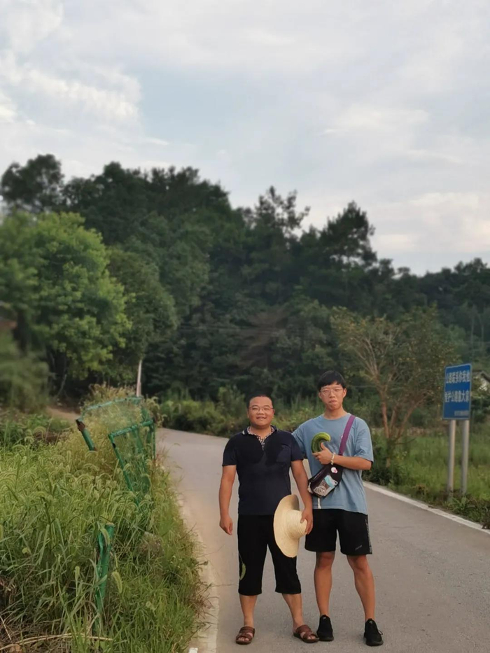 2021年7月，杨华在湖南农村调研。左一为杨华。受访者供图