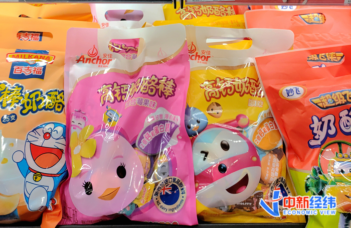 　　线下商超内的奶酪棒产品 中新经纬闫淑鑫摄