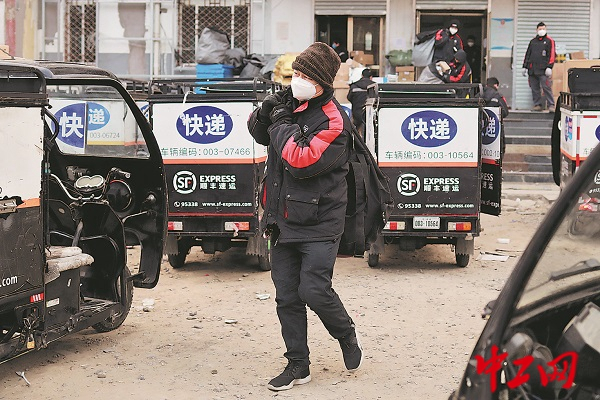 北京市朝阳区的一个快递站点，一名快递小哥正在搬运快递。工人日报—中工网记者 王伟伟 摄