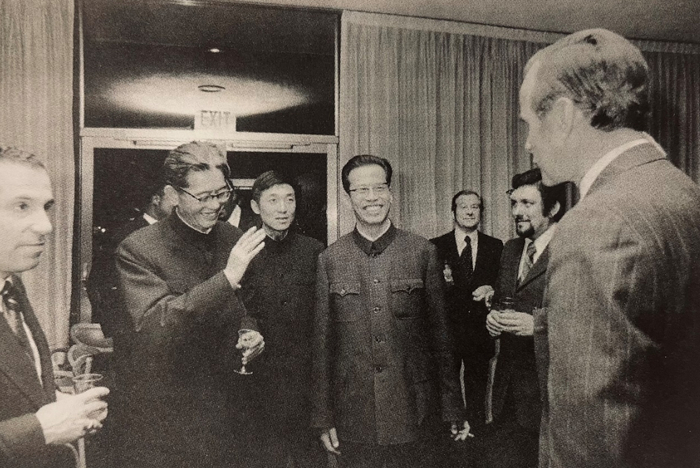 　　中国首个联合国代表团团长乔冠华（左二）“偶遇”时任美国常驻联合国代表布什（右一）。图中左四为周南。