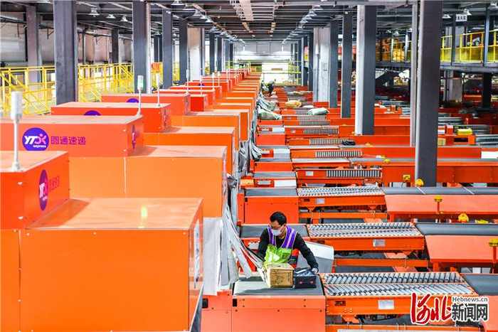 在圆通华北转运中心（智创园）分拣车间内，“五面扫”扫描仪正在对快件进行扫描。 河北日报通讯员王义来摄