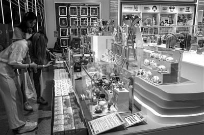 消费者越来越愿意为钟爱的盲盒IP买单，围绕IP衍生出的盲盒产业链也越发完善