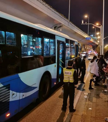 现场接驳车接送游客，图源@上海交通