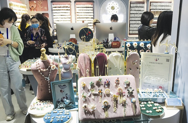孙灵娟的商位内摆满了各类国潮文化饰品。