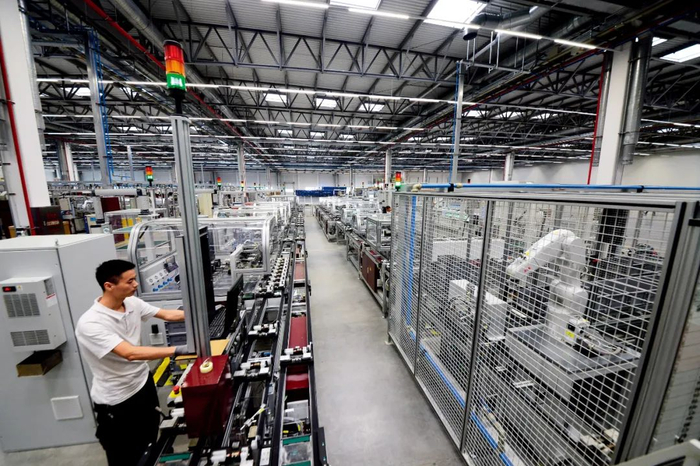 高端制造业生产车间。