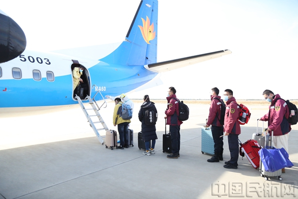 专家组在阿拉善左旗机场登机前往额济纳 