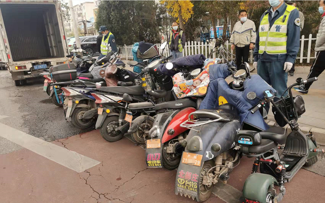 11月1日，昌平交警在回天地区查扣了多辆“超标电动车”。警方供图