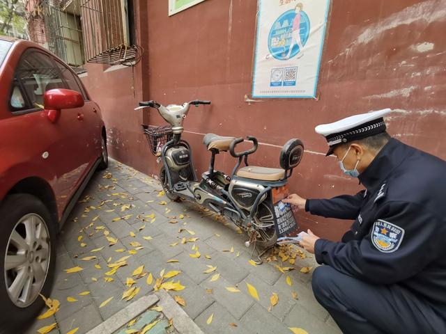 今天（11月2日）上午，丰台交警在小区内给超标电动自行车张贴“提示单”。警方供图