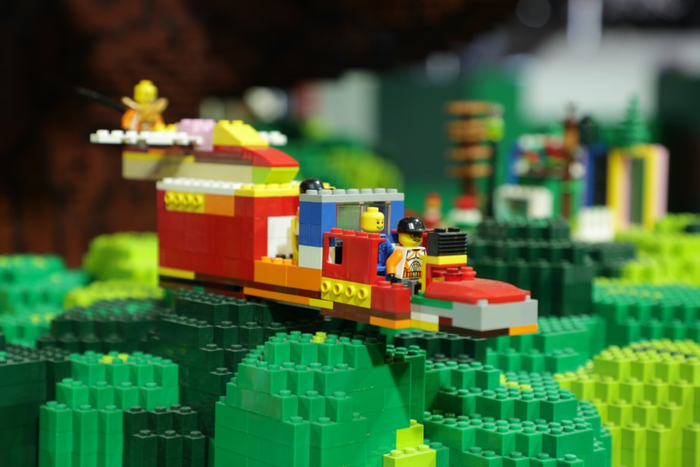 儿童拼搭作品“拖拉飞机”