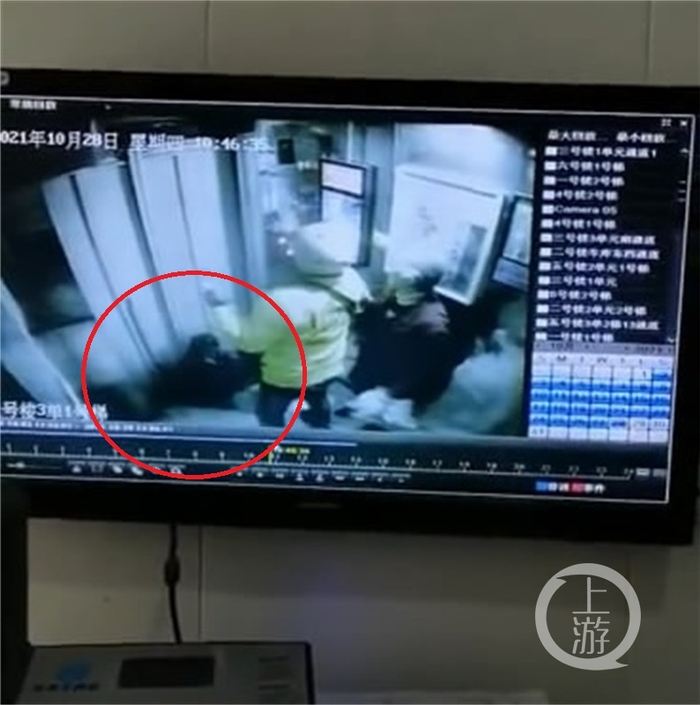 　　▲监控视频显示，王老太太准备进入电梯时，电梯门碰到其身体后弹开，随后迅速向上运行，将王老太太拦腰夹住。图片来源/视频截图
