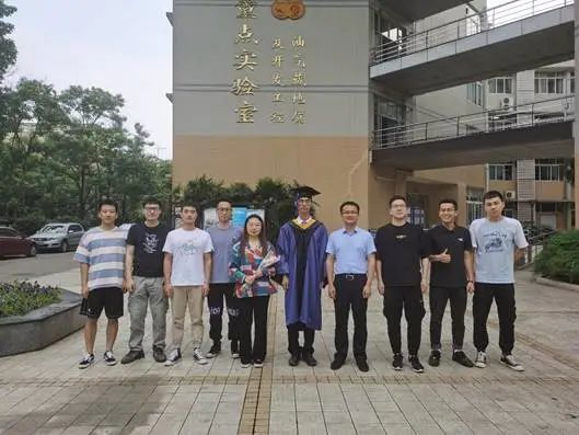 ▲贾虎与学生合影