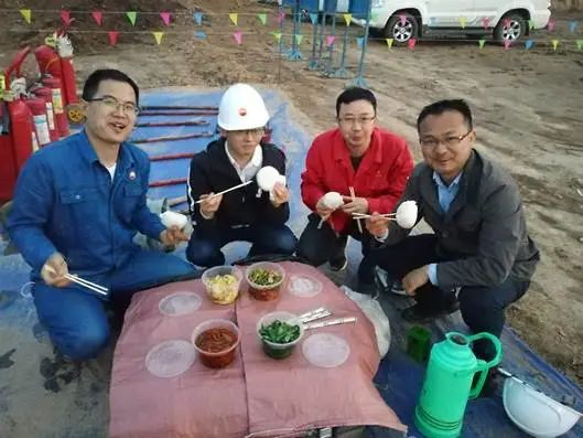 ▲贾虎在油田与工人同吃同住同劳动