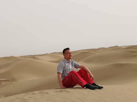 ▲贾虎在位于新疆塔克拉玛干沙漠腹地的