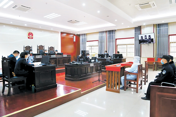 　　图为2020年12月2日，覃宾受贿，包庇、纵容黑社会性质组织案一审庭审现场。潘晓丹 摄