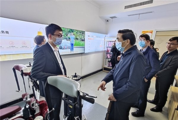 调研组察看残疾人辅具