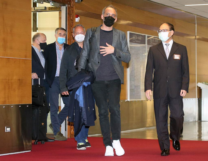 格鲁克斯曼（中）等人今晨抵达桃园机场&nbsp; 图源：中时新闻网