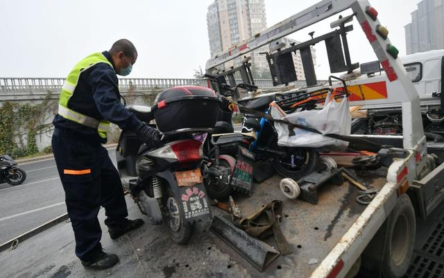 根据规定，交管部门对这些超标电动车进行依法暂扣。新京报记者 王贵彬 摄