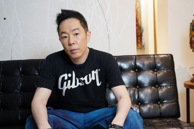 如今，黄贯中没事就喜欢在网上“冲浪”，他会回复网友的每一条评论。艺人供图