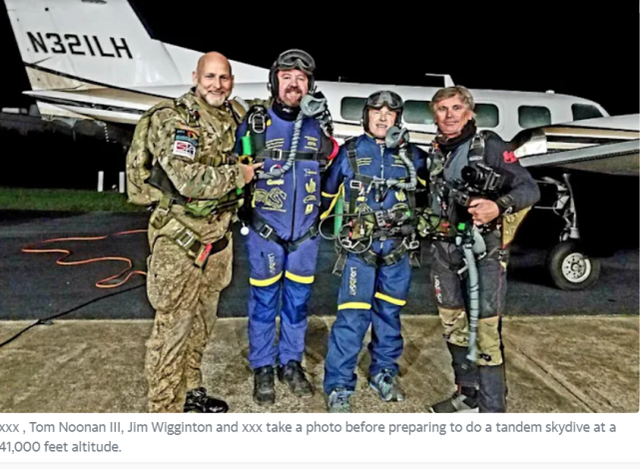 托马斯·努南（左二）图源：外媒