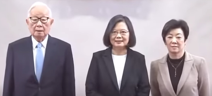 张忠谋与蔡英文 图自视频截图