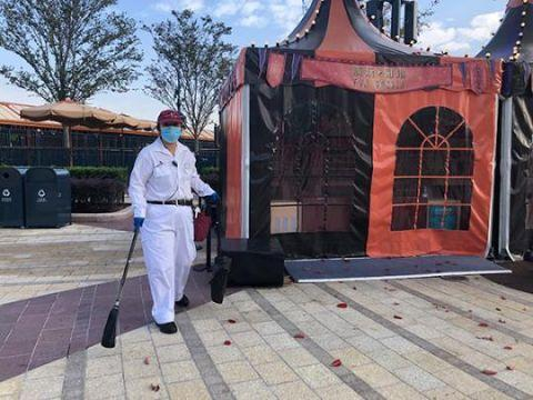 工作人员在迪士尼小镇清扫落叶图片来源/澎湃新闻