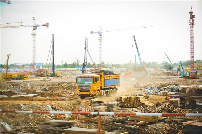 采用传统建造方式的工地，容易产生建筑垃圾、废气、扬尘、噪音等污染。海南日报记者 袁琛 摄