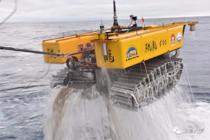 “鲲龙500”海底采矿车出水照片