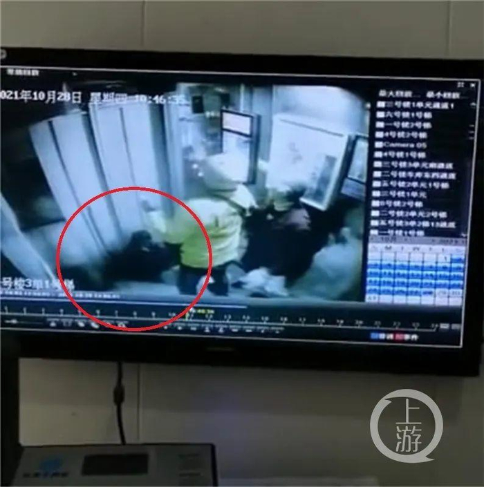 　　↑监控视频显示，王老太太准备进入电梯时，电梯门碰到其身体后弹开，随后迅速向上运行，将王老太太拦腰夹住。/视频截图